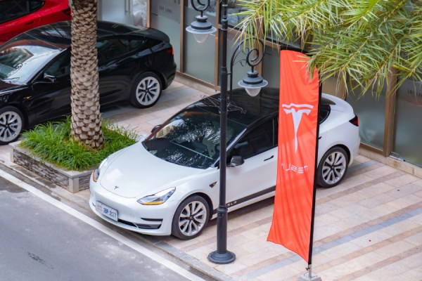 Global sales of electric vehicles, including both fully electric and plug-in hybrid vehicles, rose by 17.7% in January, to 1.3 million, consultancy firm Rho Motion has said.