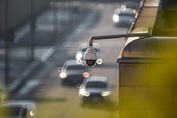 Smart traffic management systems, which use cameras, sensors and AI to manage traffic flow, could help to reduce CO₂ emissions by 923 million metric tonnes by 2030, a new study by Juniper Research has found.