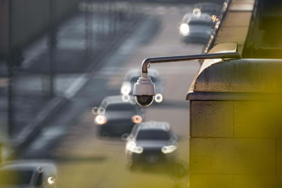 Smart traffic management systems, which use cameras, sensors and AI to manage traffic flow, could help to reduce CO₂ emissions by 923 million metric tonnes by 2030, a new study by Juniper Research has found.