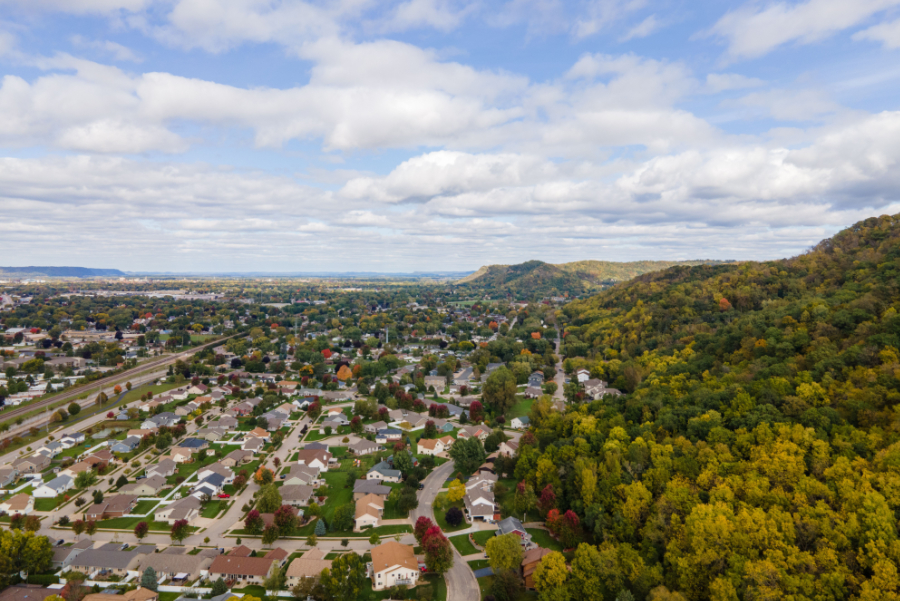A new study led by researchers at Yale University has suggested that the way in which suburban neighbourhoods are designed in the United States plays a key role in increasing emissions and car dependency.