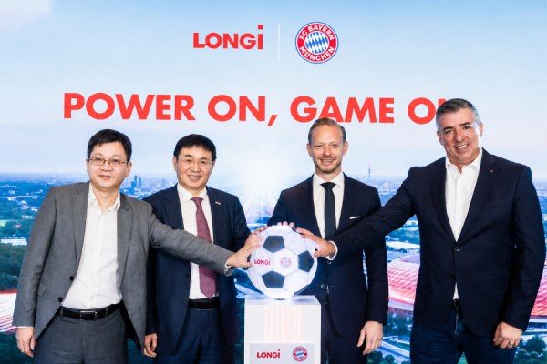 Pictured are Charles Jiang, Vice President of LONGi and President of the PV Product Management Center; Zhong Baoshen, Chairman and General Manager of LONGi; Rouven Kasper, Board Member for Marketing & Sales, FC Bayern; and FC Bayern legend Roy Makaay.
